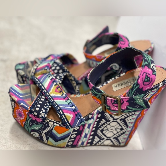 Steve Madden Winonna Bright Multi Tribal Sandal Wedge Heels - Picture 2 of 4
